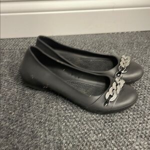 CROCS Gianna Black Chain Link Flats Slip On Comfy Size 8 Gorpcore Casual Career